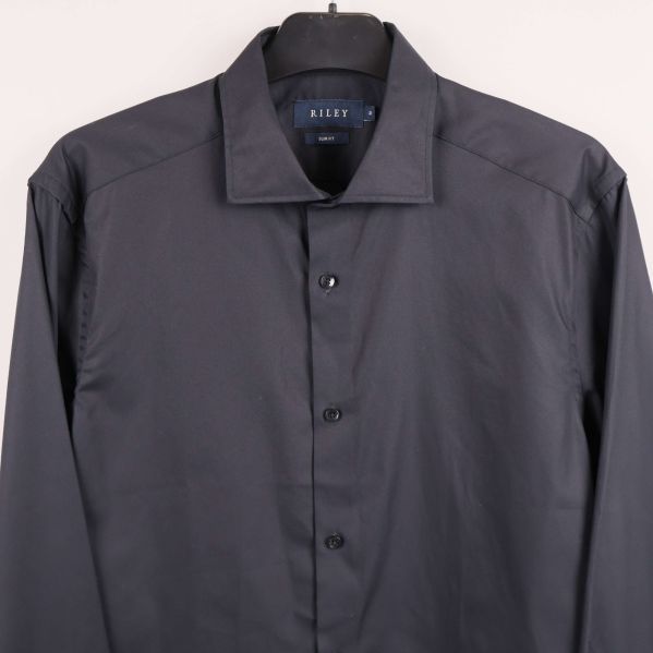 Närbild på skjortans krage och bröstparti