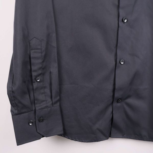 Närbild på skjortans manschett och ärmslut