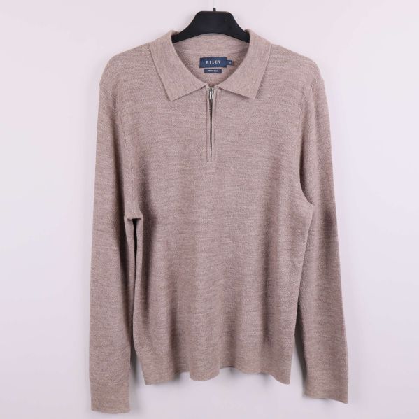 Beige stickad tröja med dragkedja och krage på galge