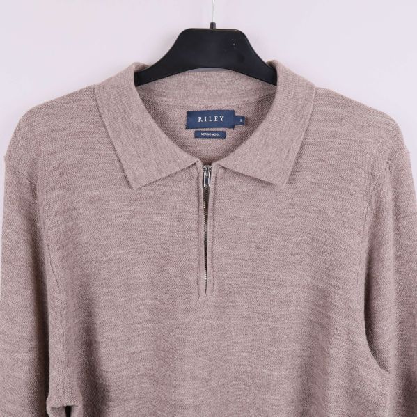 Närbild på krage och dragkedja framtill på tröjan