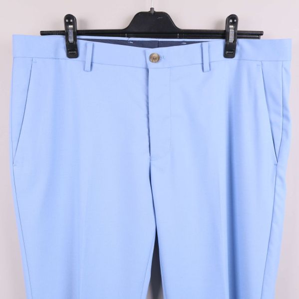 Detaljbild på midja och fickor på ljusblå byxa