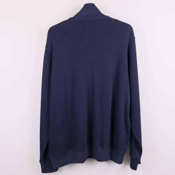 Baksidan av en blå tröja med ståkrage