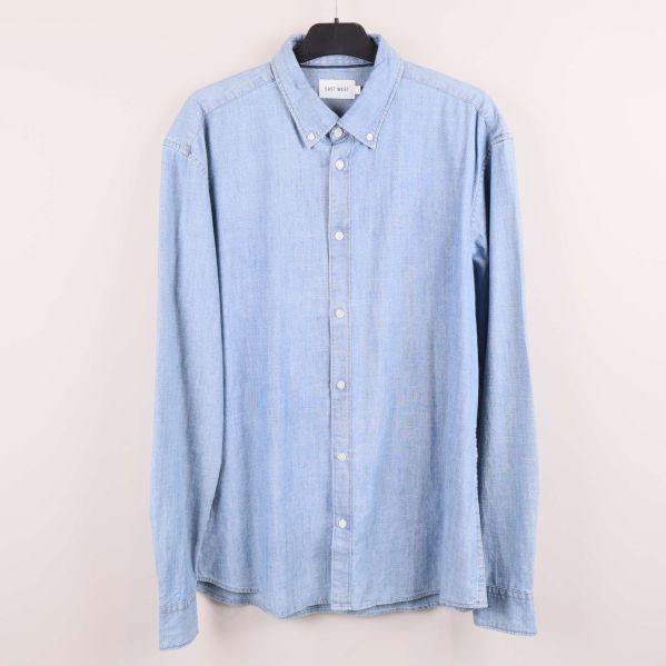 Ljusblå bomullsskjorta på galge framifrån