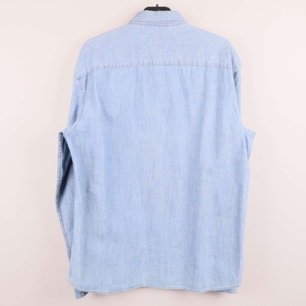 Baksidan av ljusblå skjorta visas i sin helhet