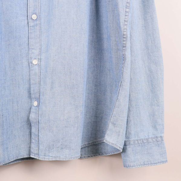 Närbild på skjortans nederkant och ärmslut