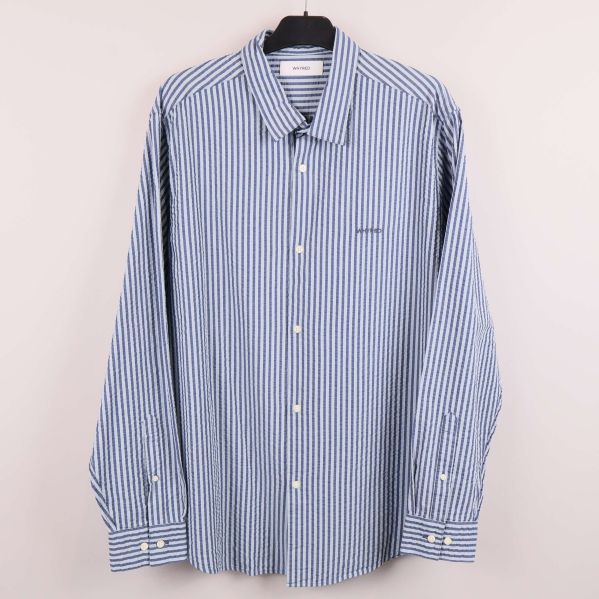 Randig blåvit skjorta med knappar fram på galge