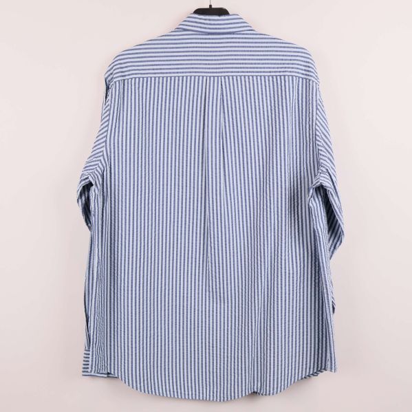 Baksida av randig skjorta på galge