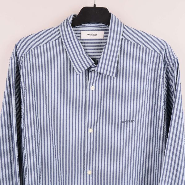 Närbild på skjortans krage och bröstlogo