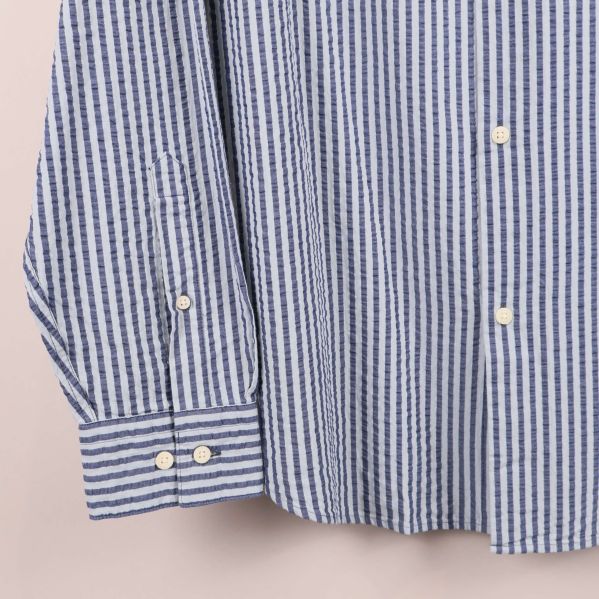 Närbild på manschett och knapp på skjortärmen