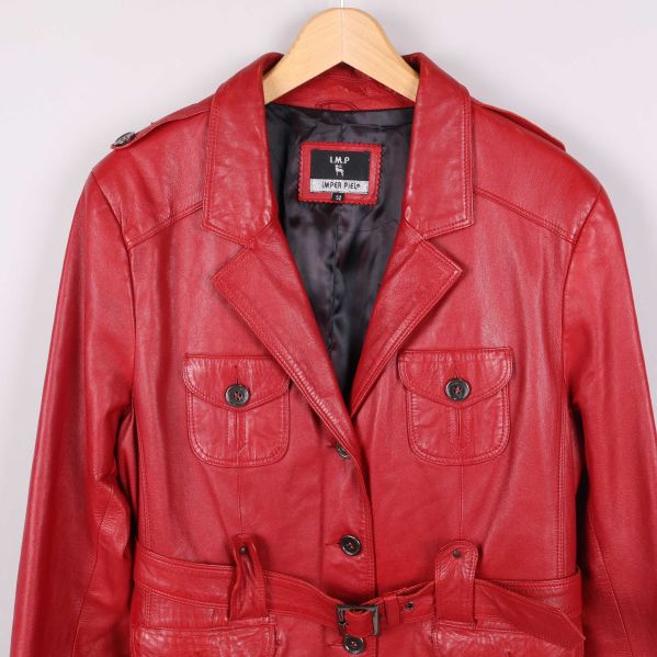 Närbild på röd skinnjacka med fickor och knappar framtill