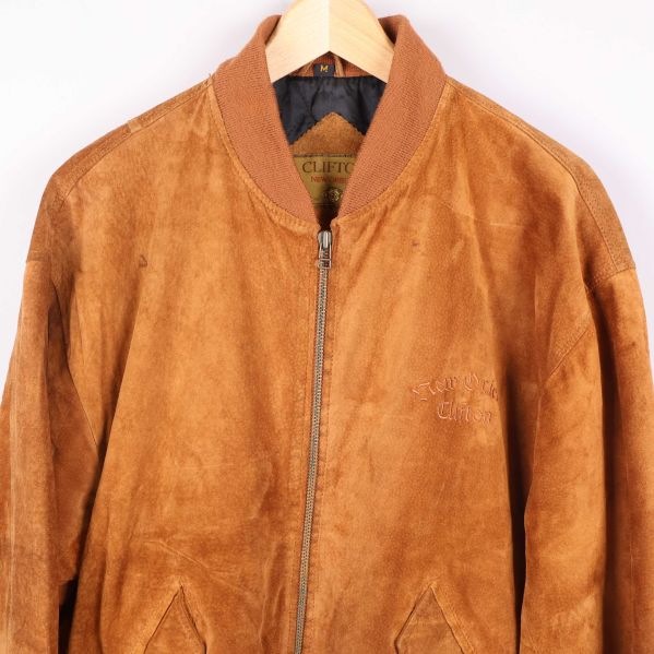 Broderad logga på bröstet