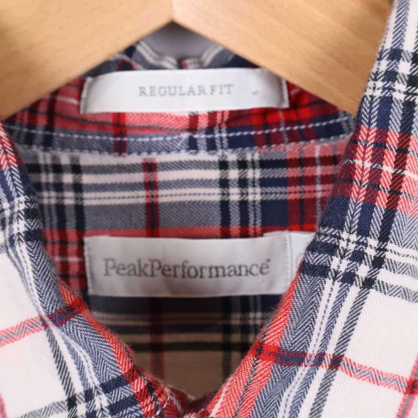 Peak Performance etikett i krage