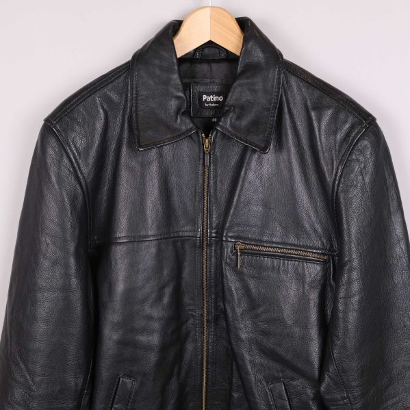 Detaljerad vy av krage och dragkedja