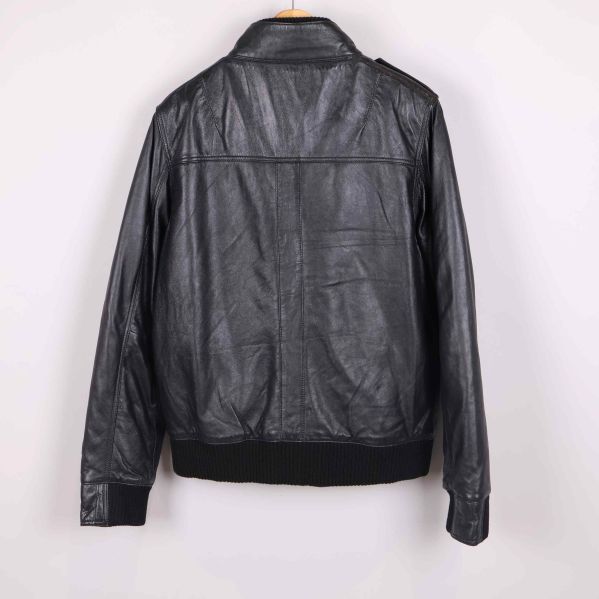 Baksida på skinnjacka