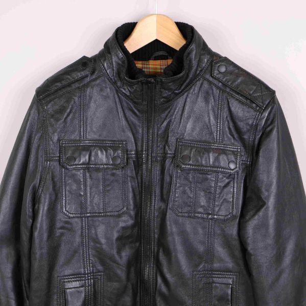 Detaljerade axel- och fickdetaljer