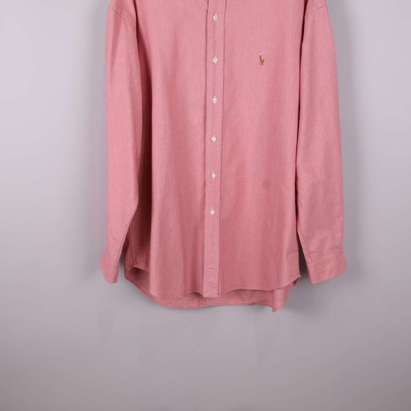 Detaljer på nedre delen av skjortan