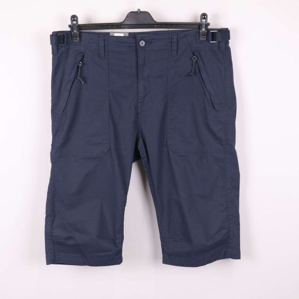 Blå shorts med cargofickor fram