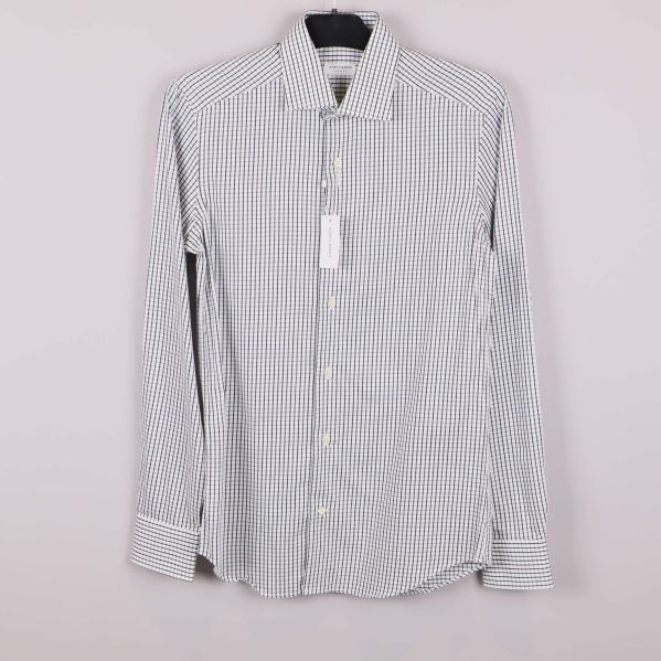 Framvy av rutig skjorta