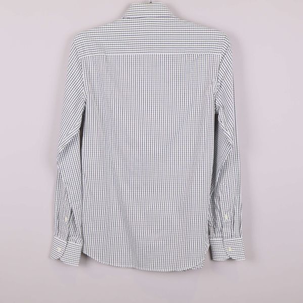 Detalj upptill av skjorta