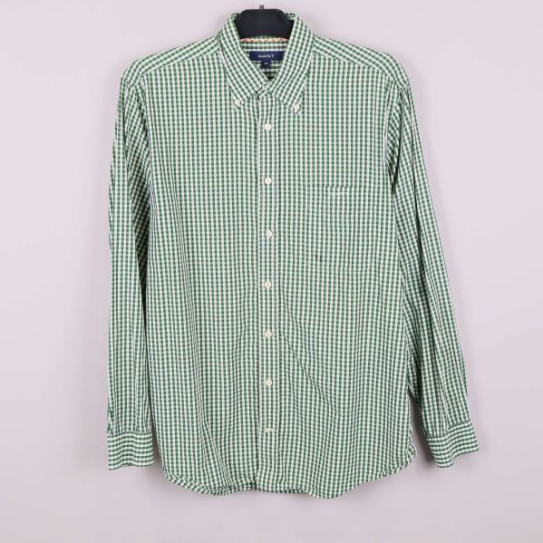 Baksidan av skjortan visas