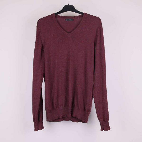 Vinröd v-ringad tröja på galge framifrån