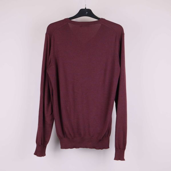 Baksidan av vinröd v-ringad tröja på galge