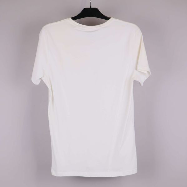 Vit t-shirt på galge bakifrån mot ljus bakgrund