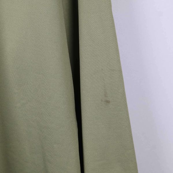 Detaljbild på krage och dragkedja