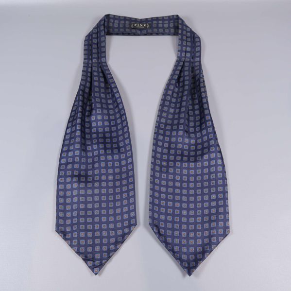 Scarfen med rutigt mönster hängandes uppvikt