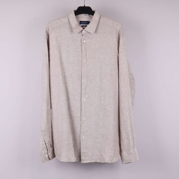 Ljusbeige långärmad linneskjorta framifrån på galge