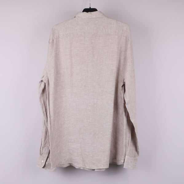 Ljusbeige långärmad linneskjorta bakifrån på galge