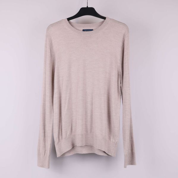 Beige långärmad tröja framifrån hängande på galge