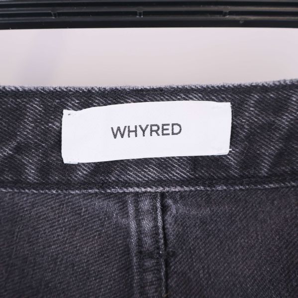 Whenred etikett synlig på jeansens insida av linning