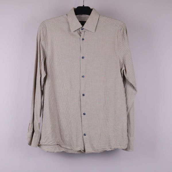 Rutig skjorta i beige och blå nyanser framifrån