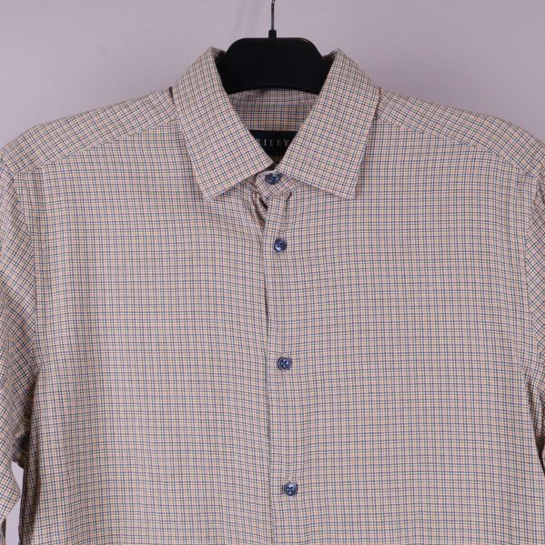 Närbild på krage och knappar på rutiga skjortan