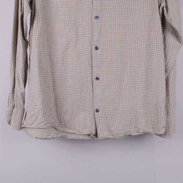Nedre delen av rutiga skjortan med knappslå