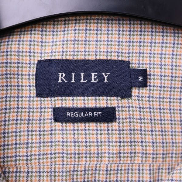 Riley-märkning och regular fit-etikett i skjortan