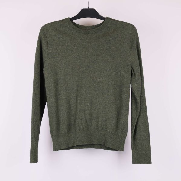 Grön långärmad tröja med rund hals framifrån