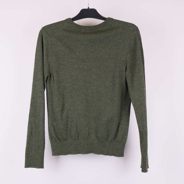 Grön långärmad tröja med rund hals bakifrån