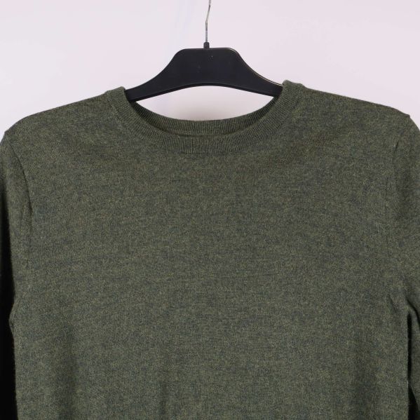 Närbild på tröjans överdel och halsringning