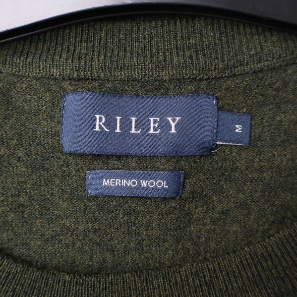 Närbild på Riley-logo och etikett med merinoull