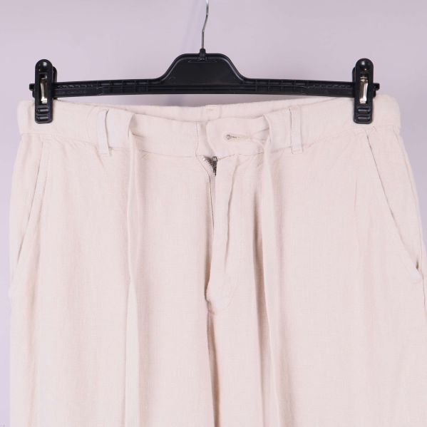 Närbild på linning med dragsko framtill