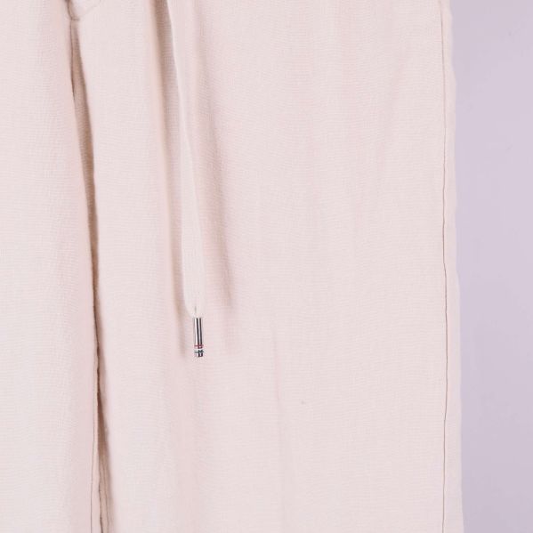 Närbild på linnebyxornas tyg och dragsko