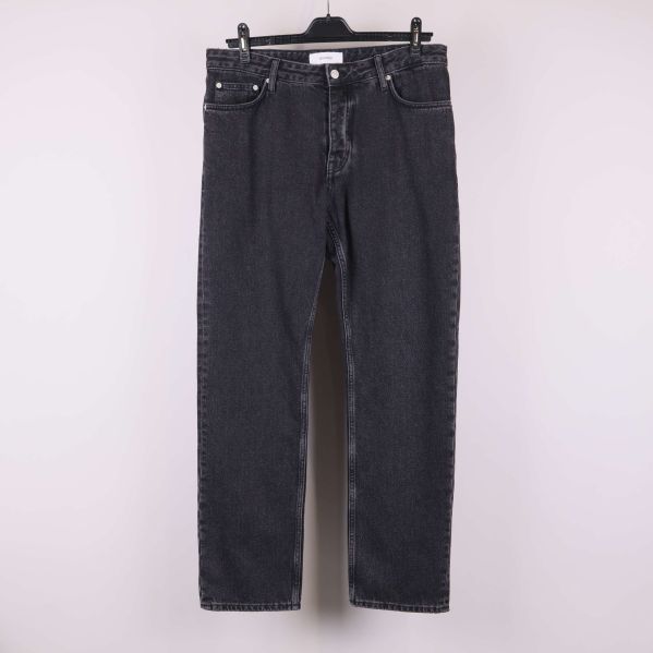 Framsidan av svarta raka jeans på galge