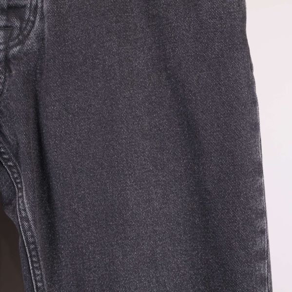 Närbild på tygets struktur och tvättad finish på jeansen