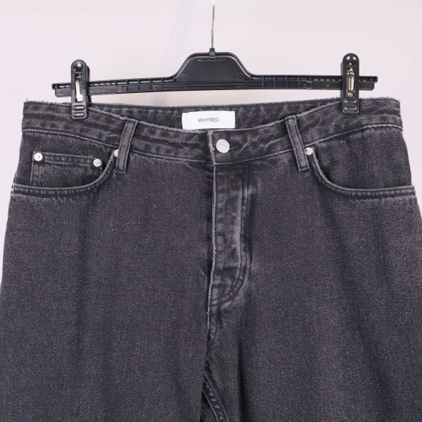 Närbild på midja och framfickor på svarta jeans