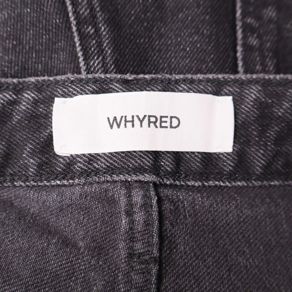 Whyred logotyp i vitt på innerlapp i midjan