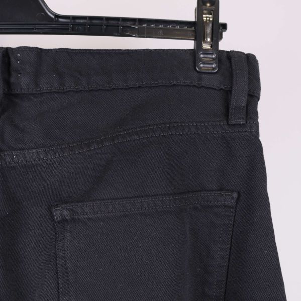 Närbild på baksidan av byxlinningen och bakficka