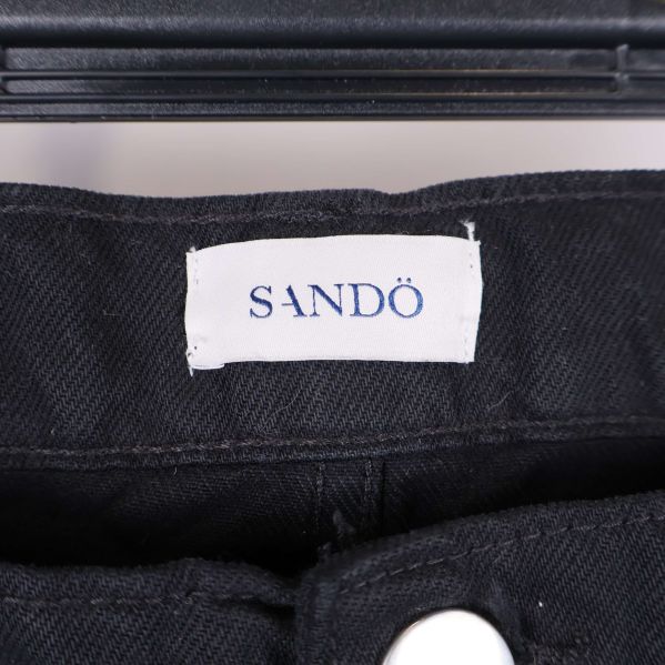 Närbild på Sandö-märkesetiketten i linningen