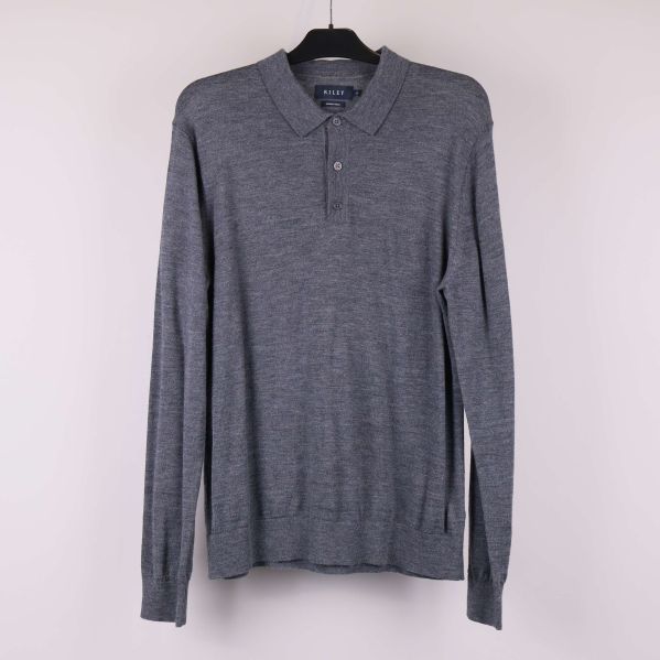 Grå långärmad polotröja på galge, framifrån